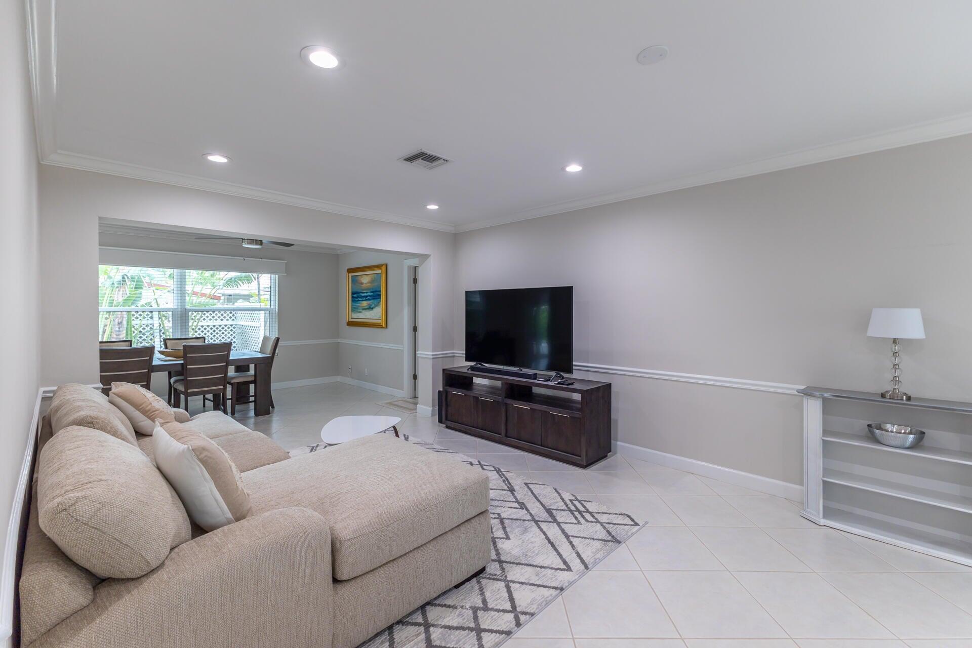 498 Northeast 47th Street Boca Raton, FL 33431 - Photo 4 of 27 20240410211934635406000000-o