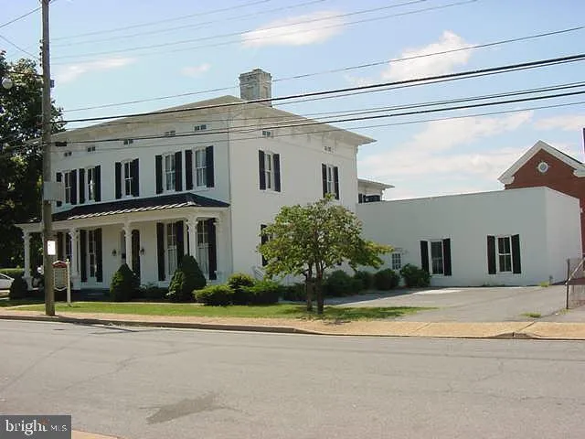 $1,595 | 106 A Chester Street, Front Royal, VA 22630