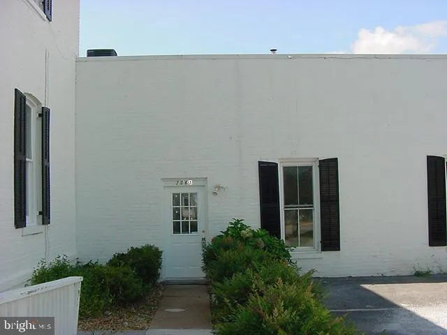 $1,595 | 106 A Chester Street, Front Royal, VA 22630