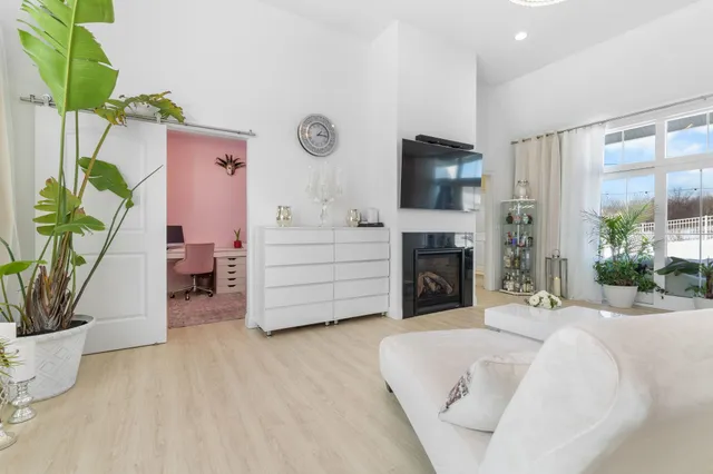 $1,100,000 | 2 Nettie Way, Londonderry, NH 03053