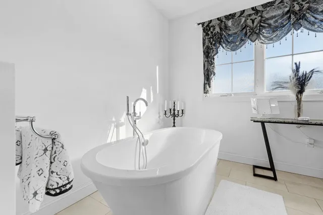 $1,100,000 | 2 Nettie Way, Londonderry, NH 03053