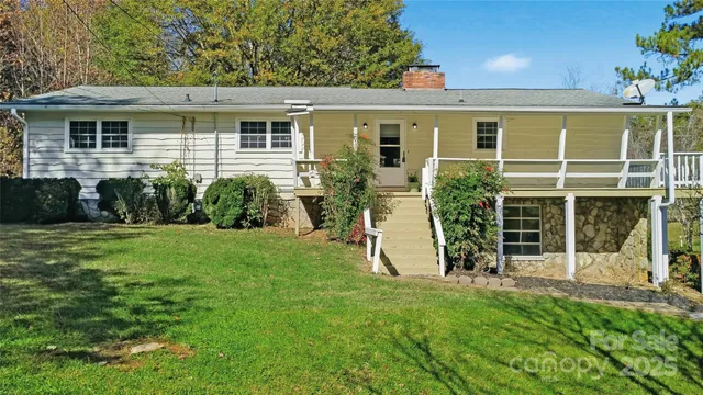 a view of a house with backyard