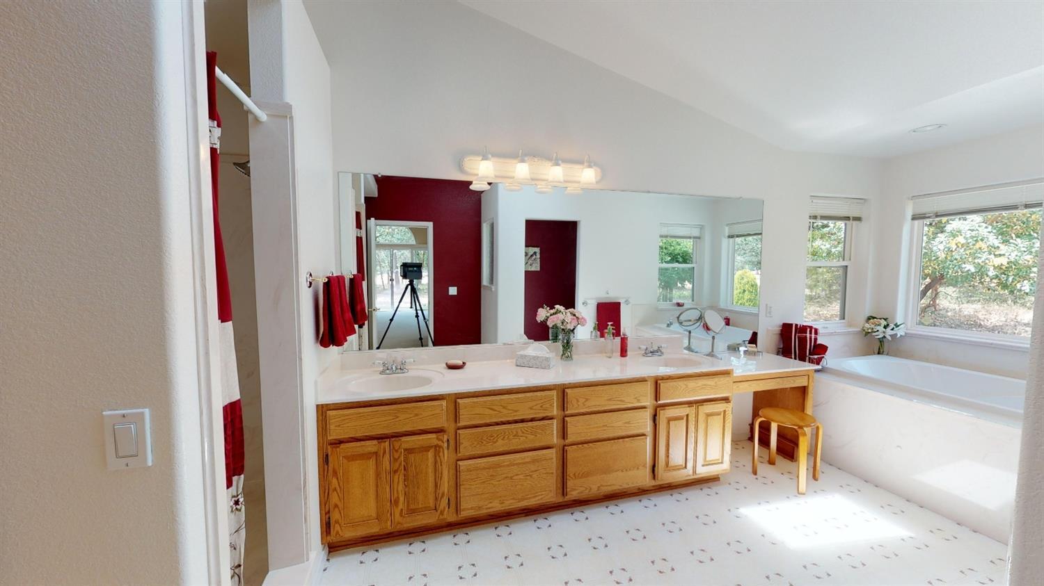 182 Starflower Way Merlin, OR 97532 - Photo 14 of 33 Master bathroom