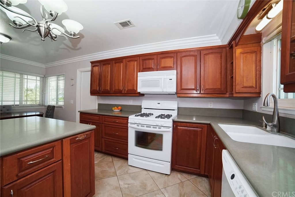 10845 Mercer Avenue Riverside, CA 92505 - Photo 9 of 28
