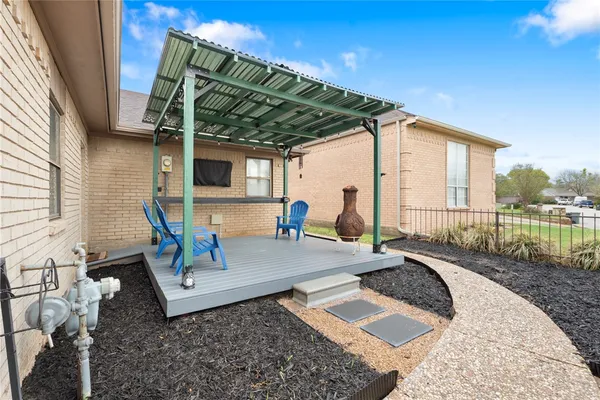 a view of a house with backyard