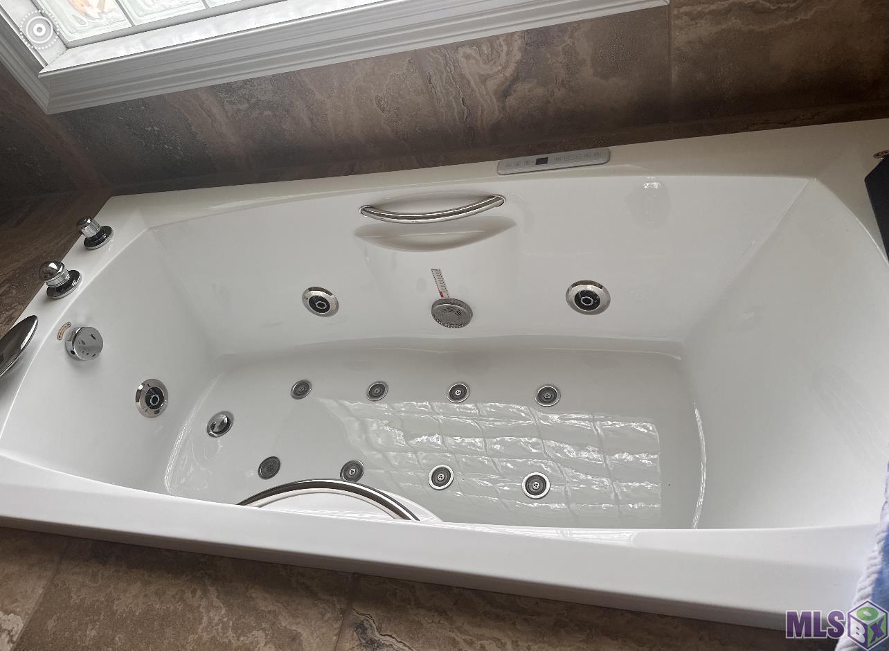 16525 Caesar Avenue Baton Rouge, LA 70816 - Photo 14 of 23 Primary Jetted Tub
