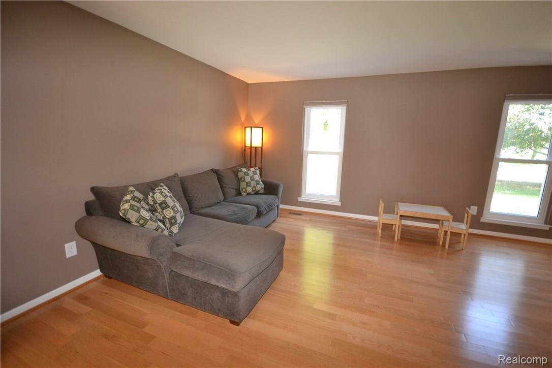 35870 Fredericksburg Road Farmington, MI 48331 - Photo 18 of 45 4 Living Room 8.JPG