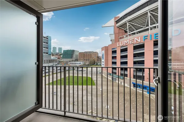 $2,700 | 590 1st Avenue South, Unit 615, Seattle, WA 98104