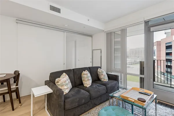 $2,700 | 590 1st Avenue South, Unit 615, Seattle, WA 98104