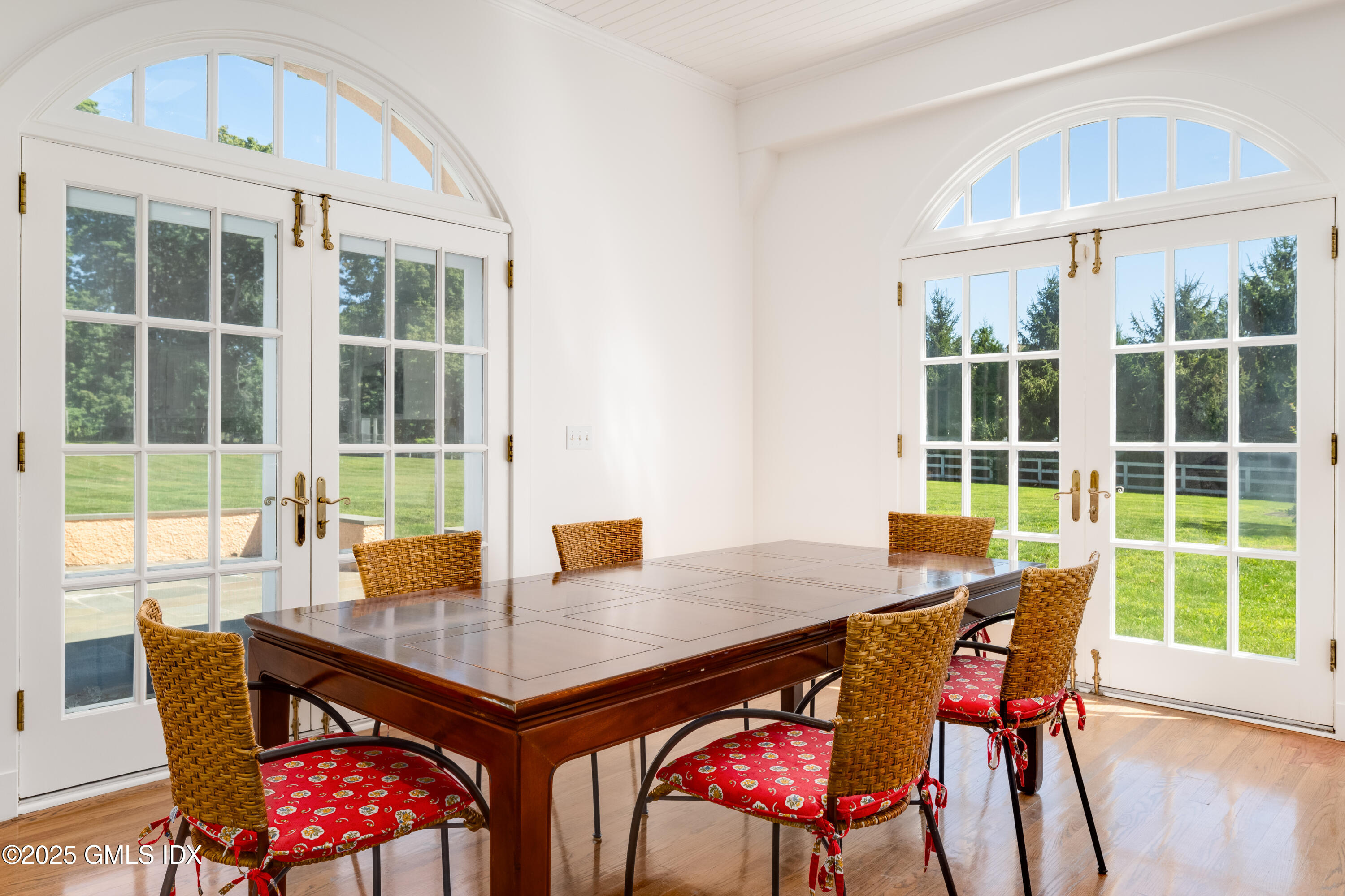 577 Round Hill Road Greenwich, CT 06831 - Photo 11 of 24 BREAKFAST ROOM