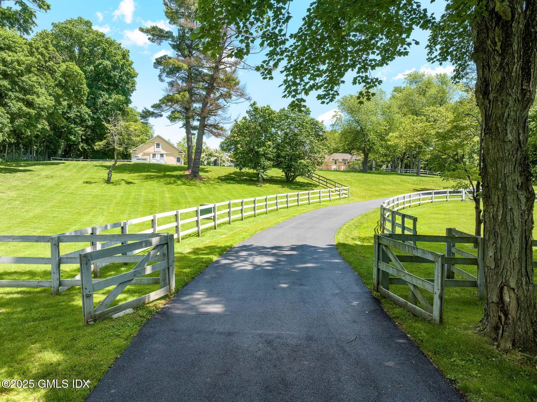 577 Round Hill Road Greenwich, CT 06831 - Photo 3 of 24 DRIVEWAY