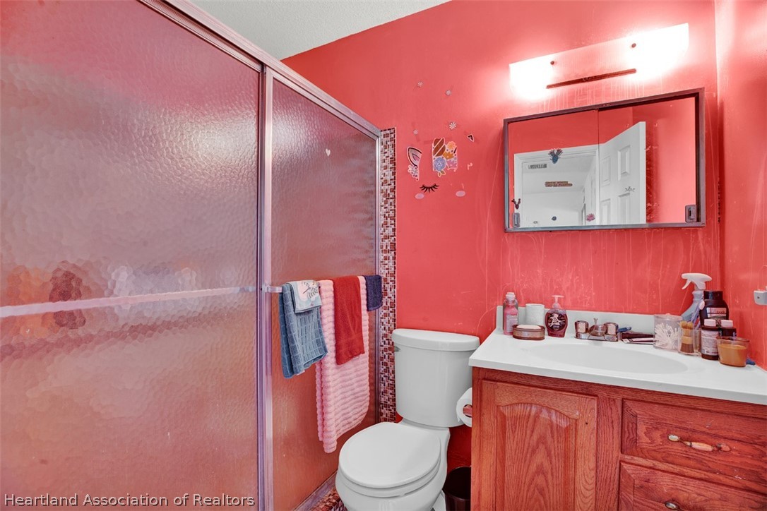 3204 Golfview Road Sebring, FL 33875 - Photo 16 of 36 a bathroom with a sink a toilet and shower curtain