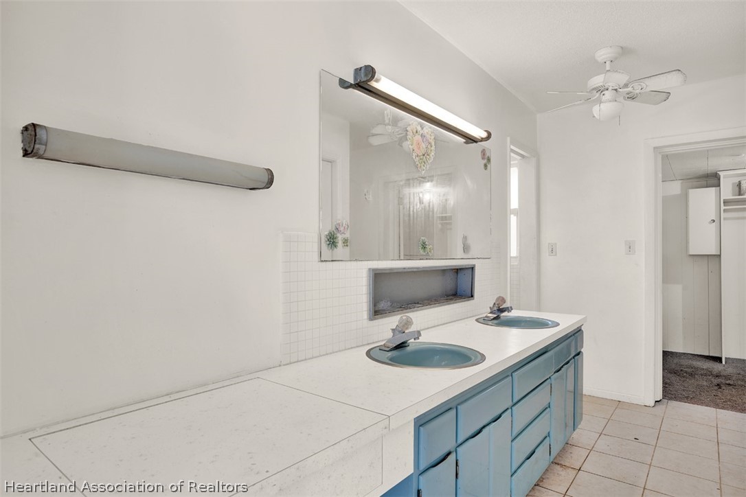 3204 Golfview Road Sebring, FL 33875 - Photo 19 of 36 a bathroom with a sink vanity and a mirror