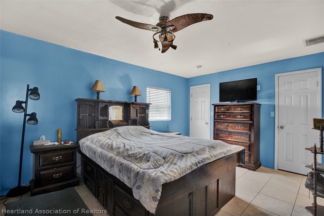 3204 Golfview Road Sebring, FL 33875 - Photo 21 of 36 a bedroom with a bed and a flat screen tv