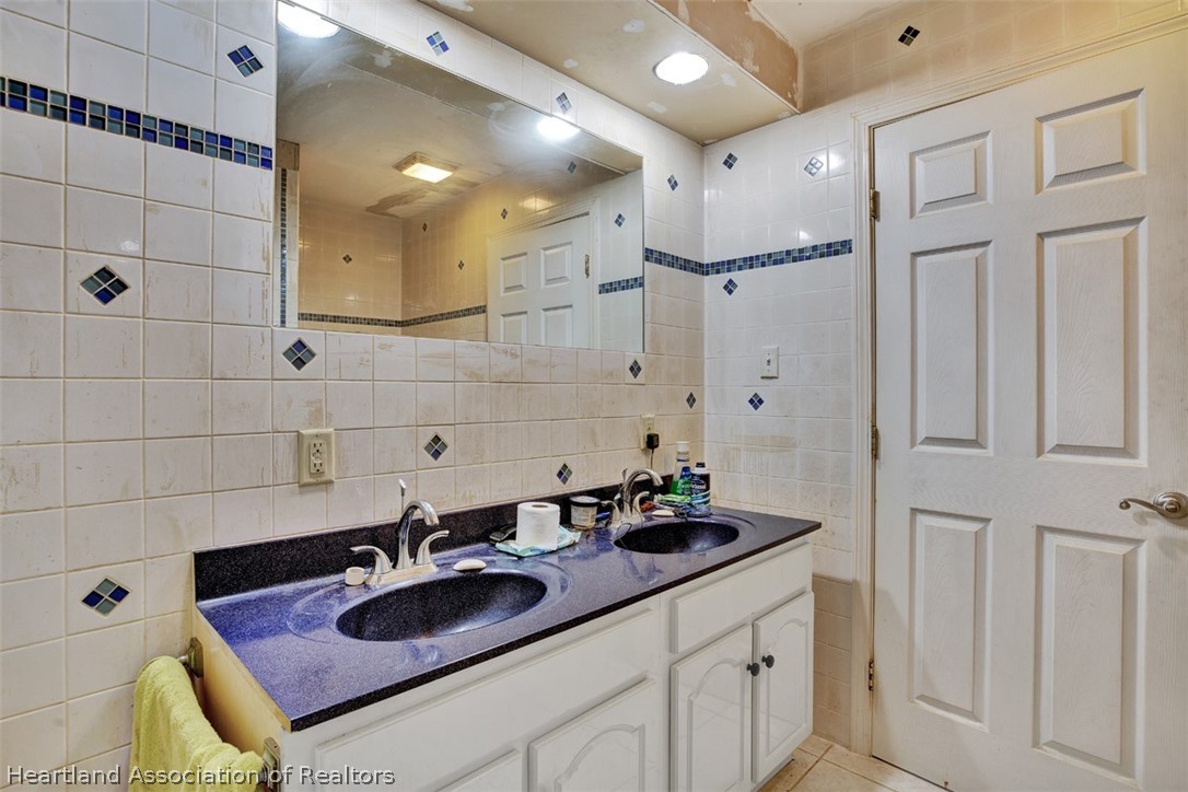 3204 Golfview Road Sebring, FL 33875 - Photo 23 of 36 a bathroom with a sink vanity granite tub and shower
