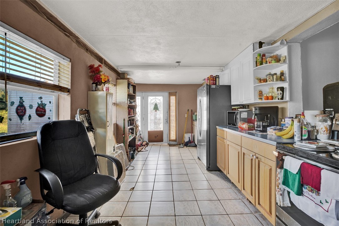 3204 Golfview Road Sebring, FL 33875 - Photo 26 of 36 a living room with furniture