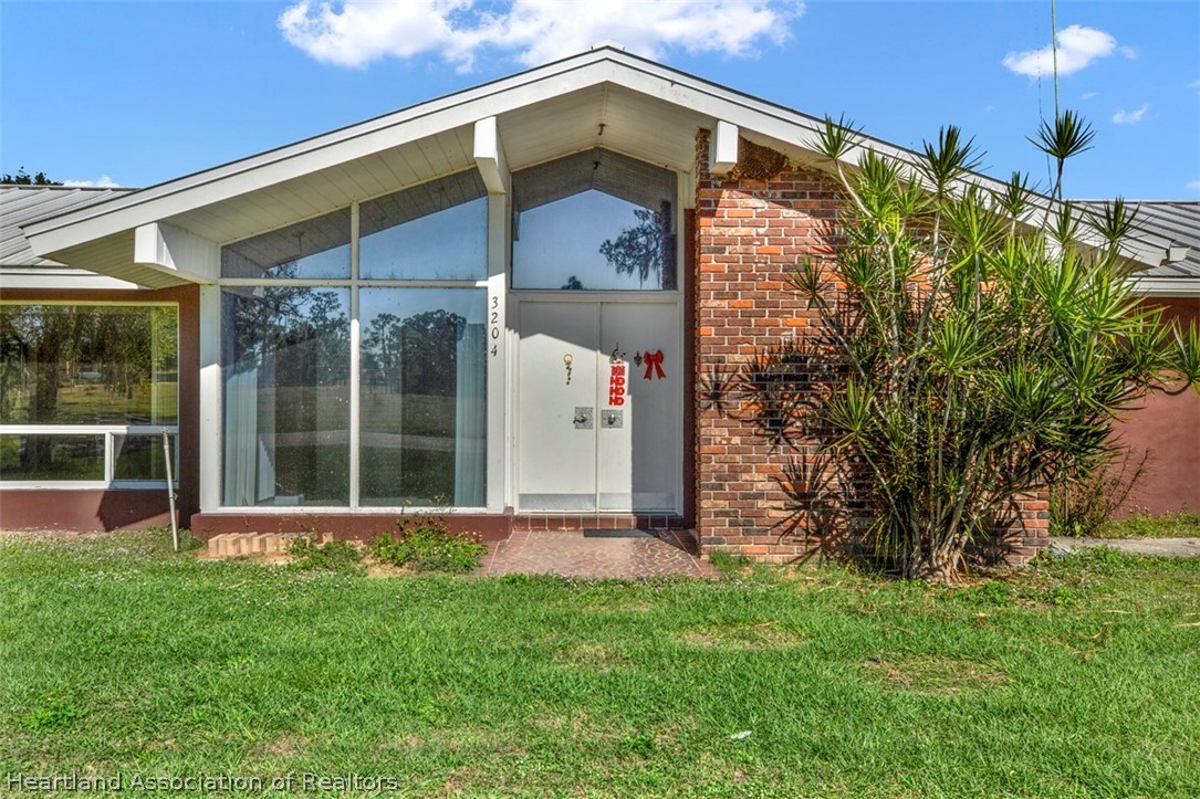 3204 Golfview Road Sebring, FL 33875 - Photo 29 of 36 a front view of a house with a yard