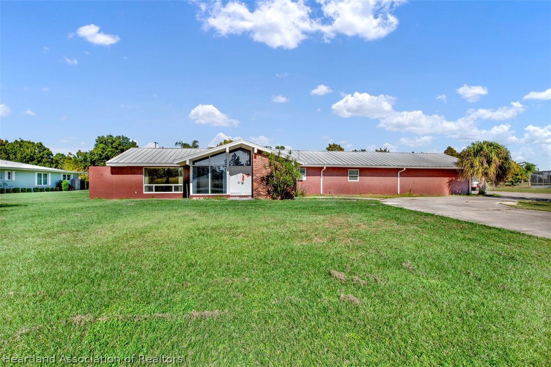 3204 Golfview Road Sebring, FL 33875 - Photo 35 of 36 a front view of a house with garden and houses