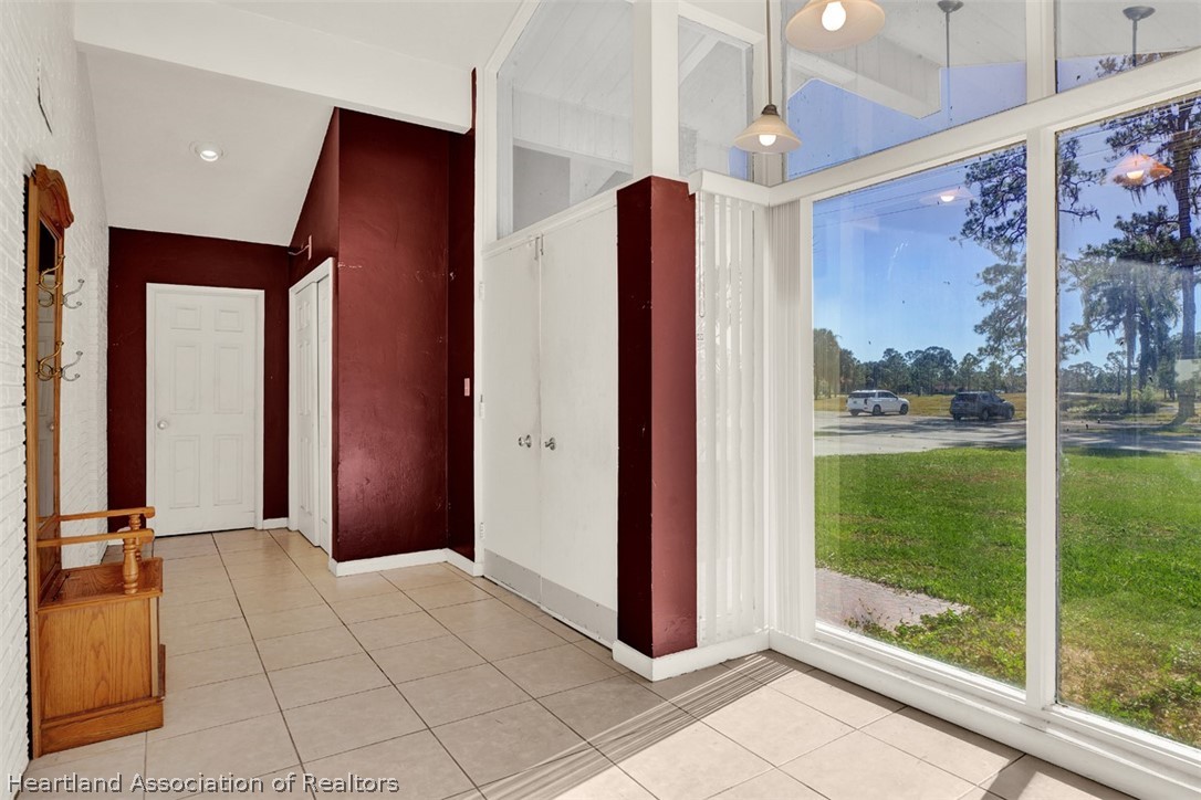 3204 Golfview Road Sebring, FL 33875 - Photo 6 of 36 a view of a bathroom with a tub and door view
