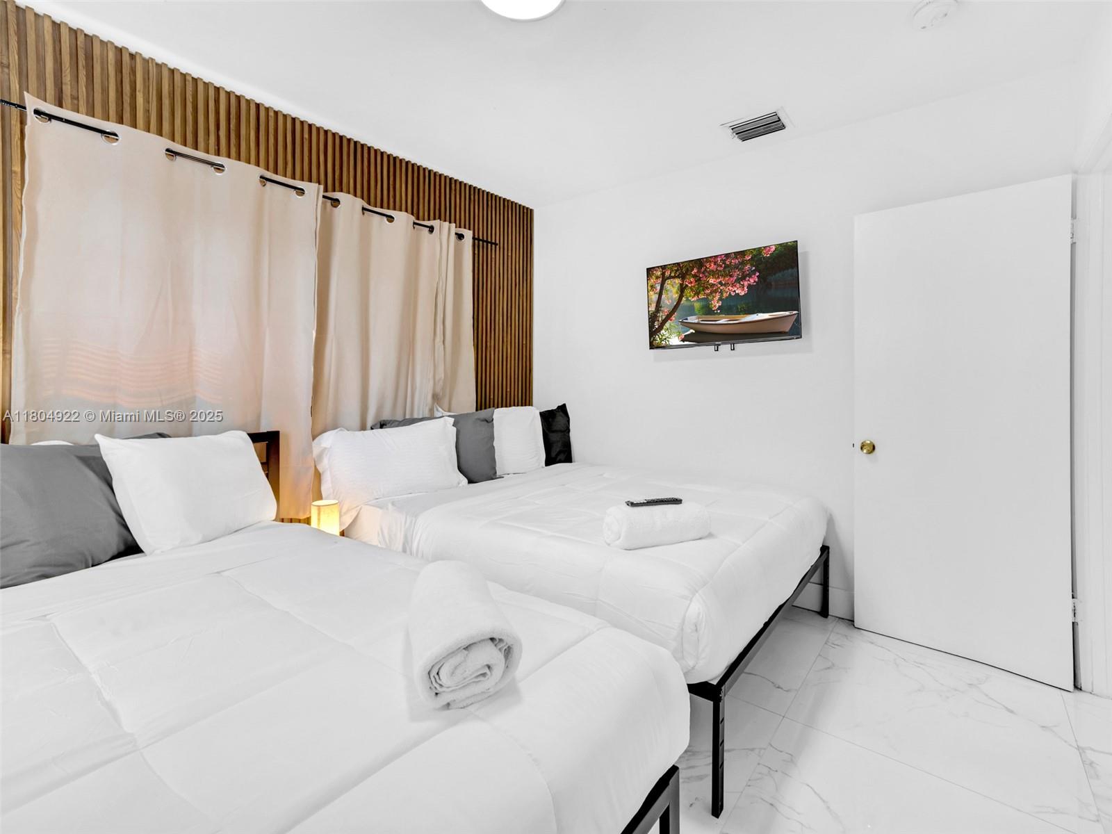 421 West Pembroke Road Hallandale Beach, FL 33009 - Photo 11 of 24