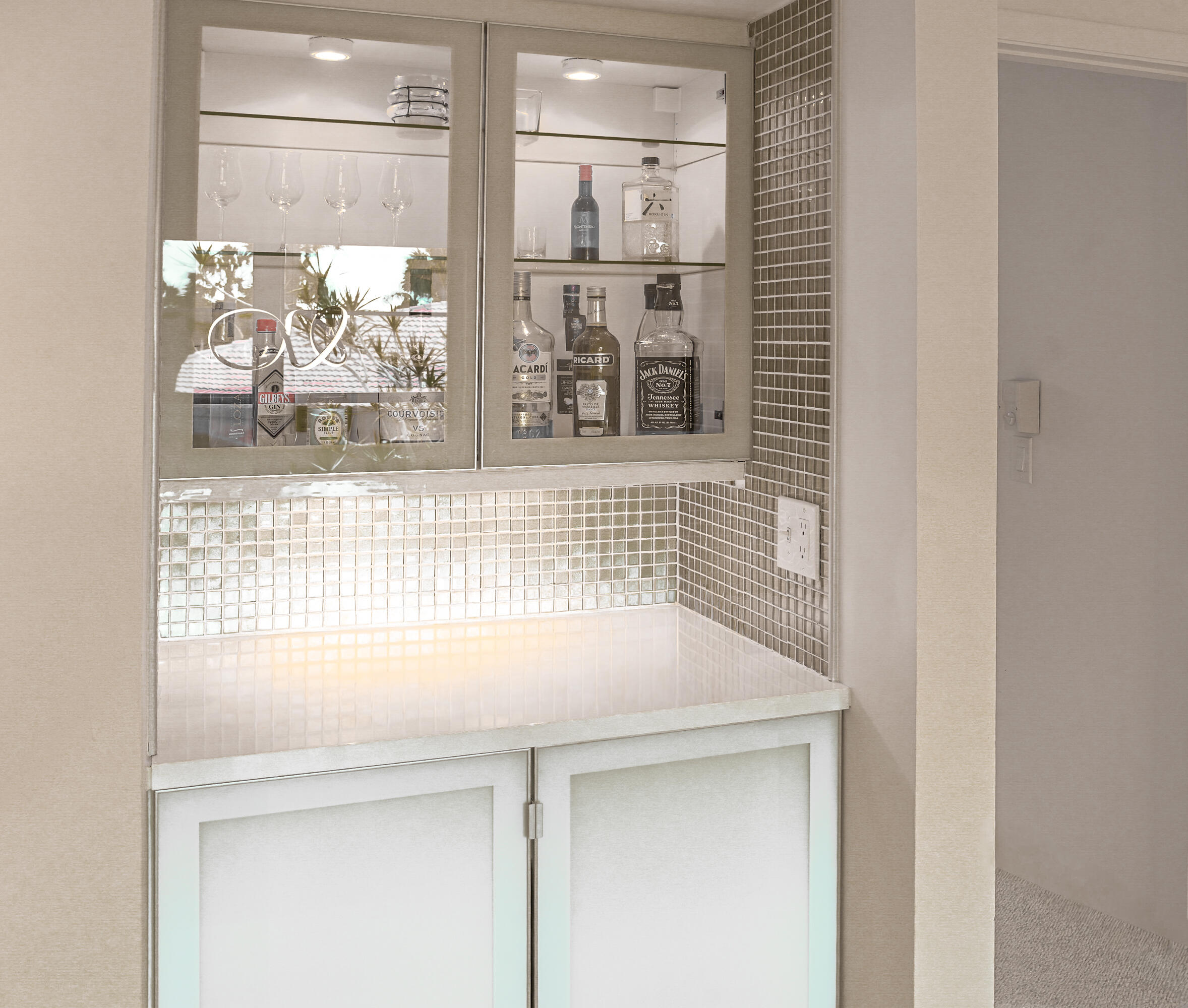 9259 Vista Del Lago, Unit 18J Boca Raton, FL 33428 - Photo 12 of 37 Convenient bar area