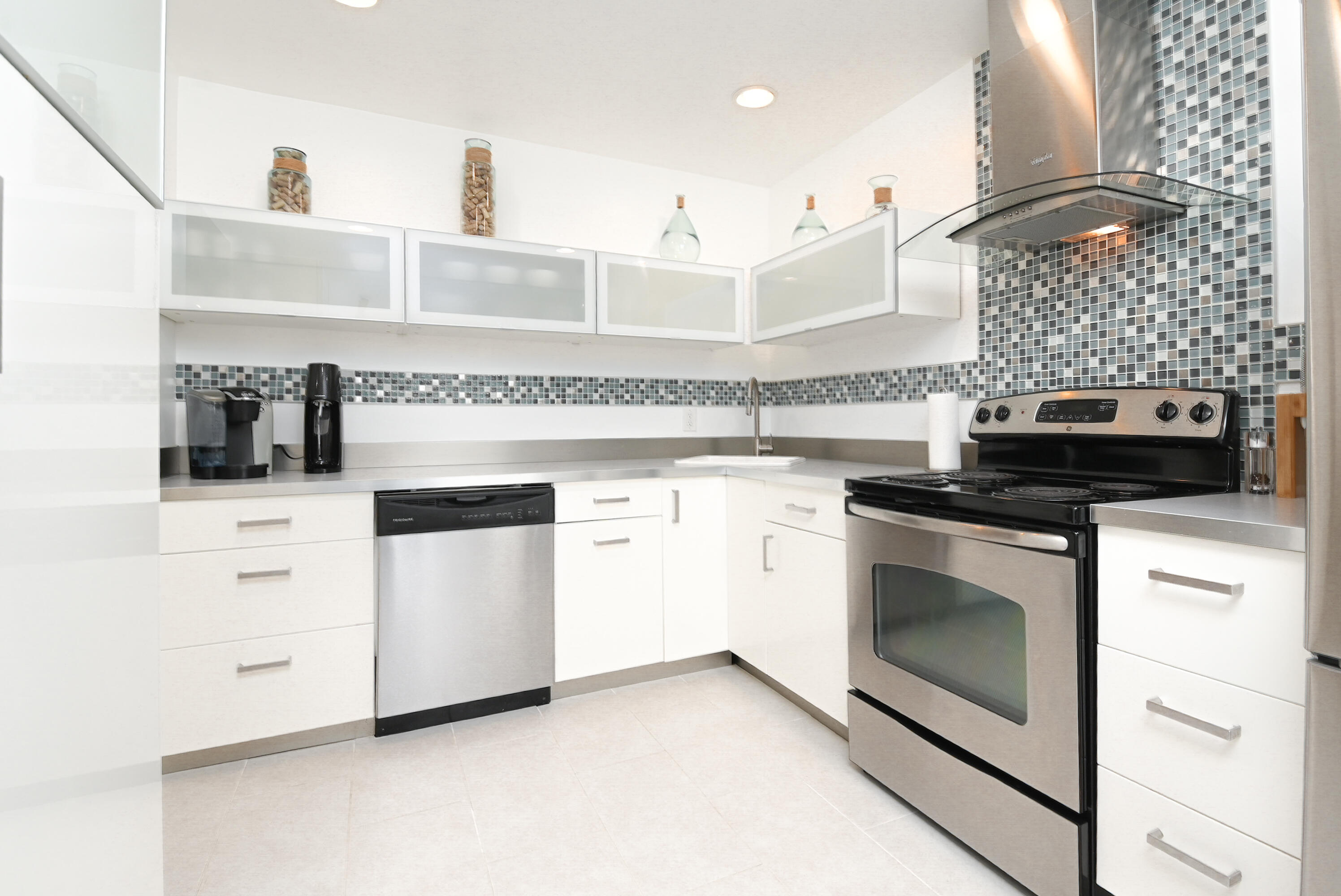 9259 Vista Del Lago, Unit 18J Boca Raton, FL 33428 - Photo 7 of 37 Sleek Design