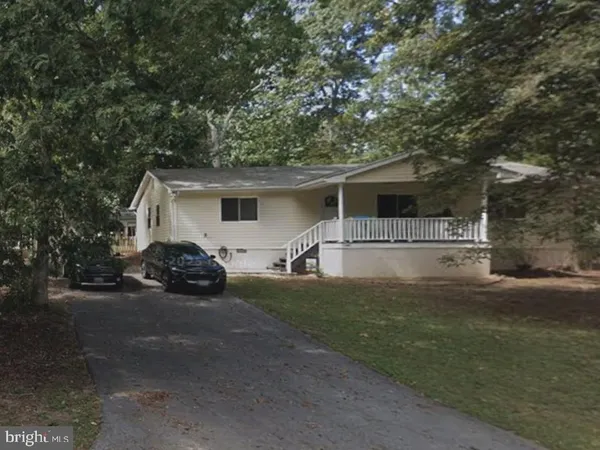 a view of a house with backyard and porch