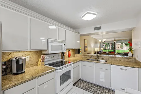 $200,000 | 5718 Coral Lake Drive, Unit 206, Margate, FL 33063