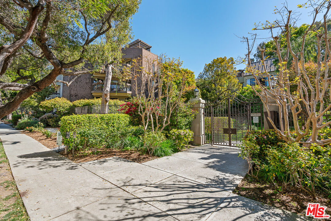 950 North Kings Road, Unit 106 West Hollywood, CA 90069 - Photo 14 of 21