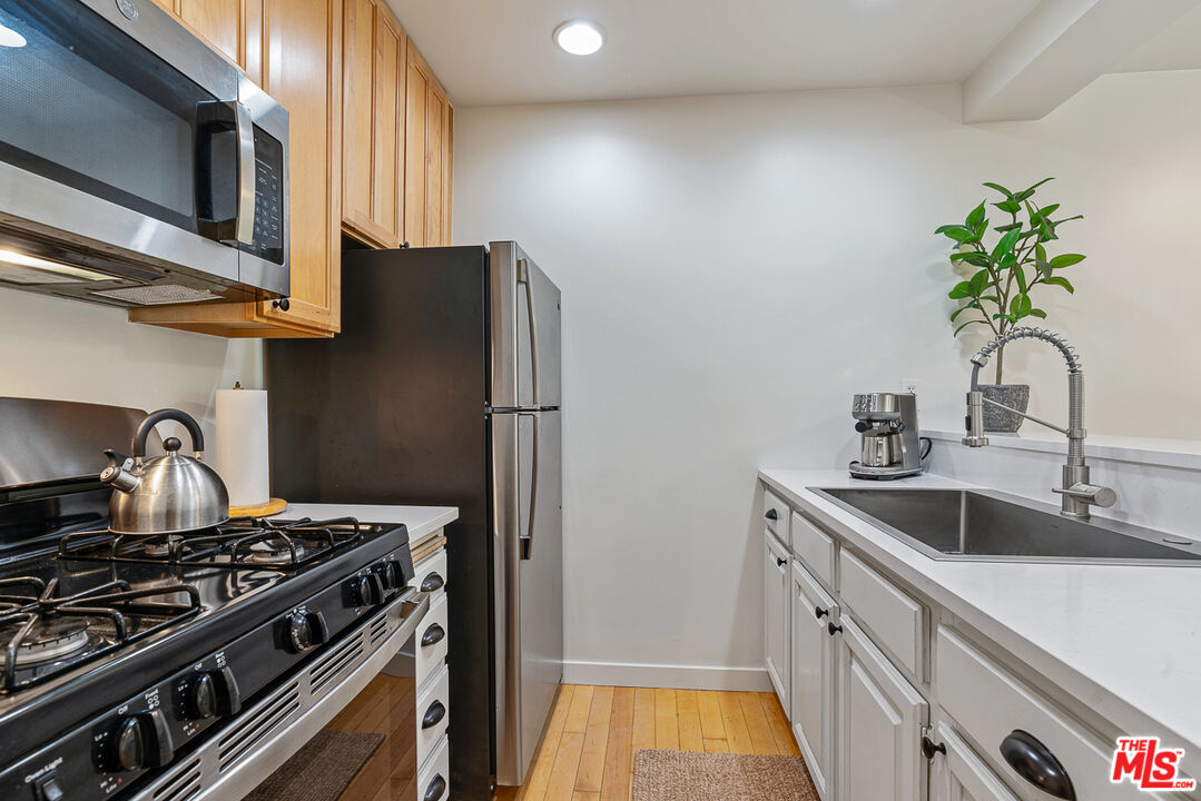 950 North Kings Road, Unit 106 West Hollywood, CA 90069 - Photo 8 of 21