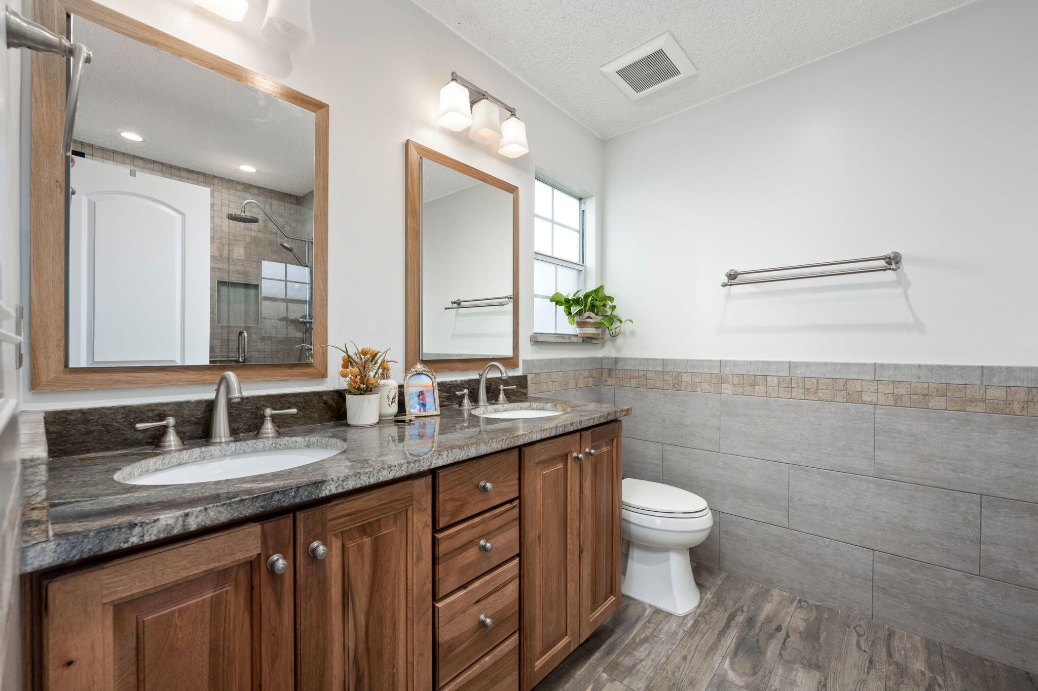 24 Holly Road Crestview, FL 32539 - Photo 29 of 48 OWNER BATHROOM