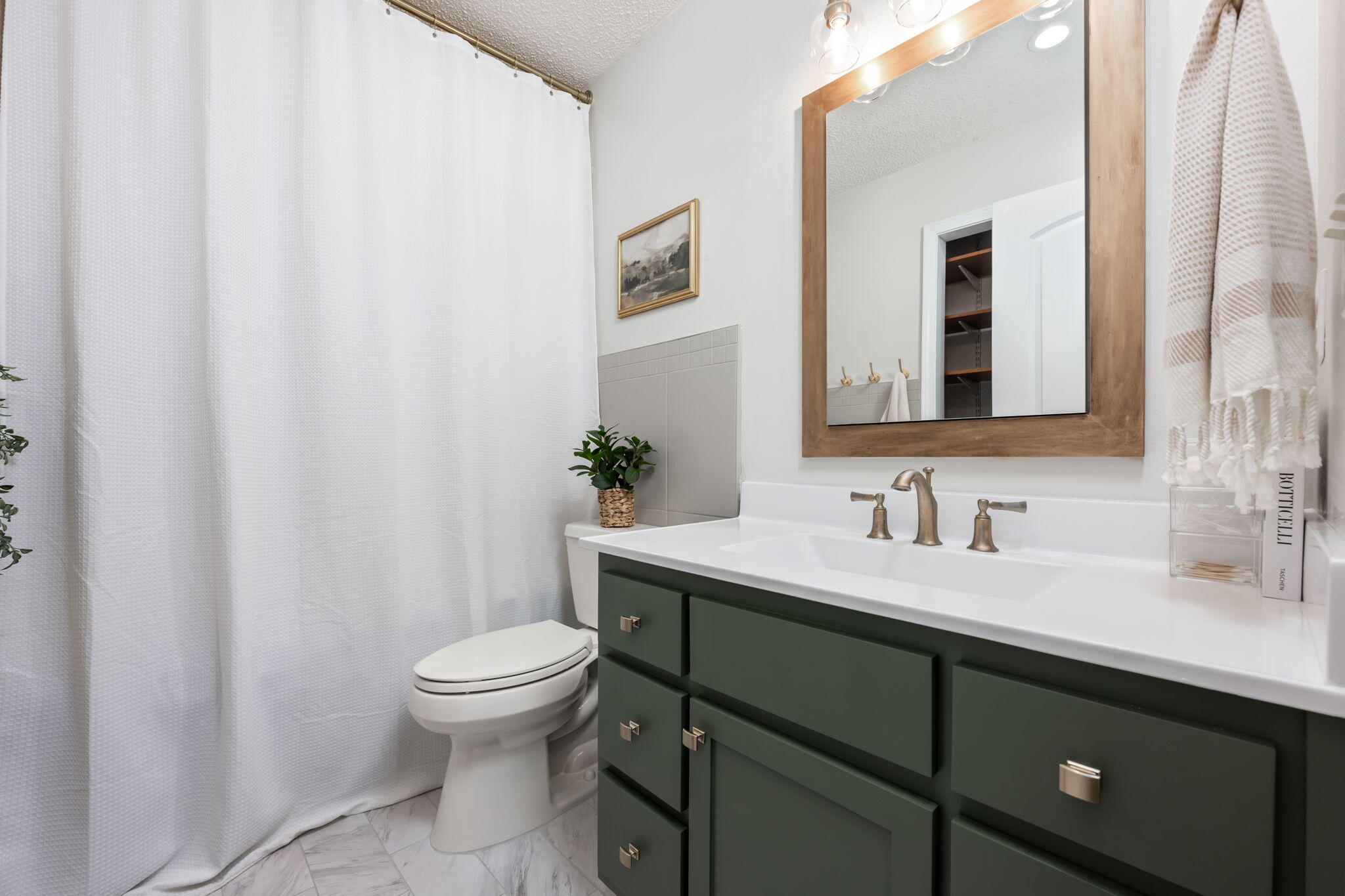 24 Holly Road Crestview, FL 32539 - Photo 34 of 48 FUL BATHROOM