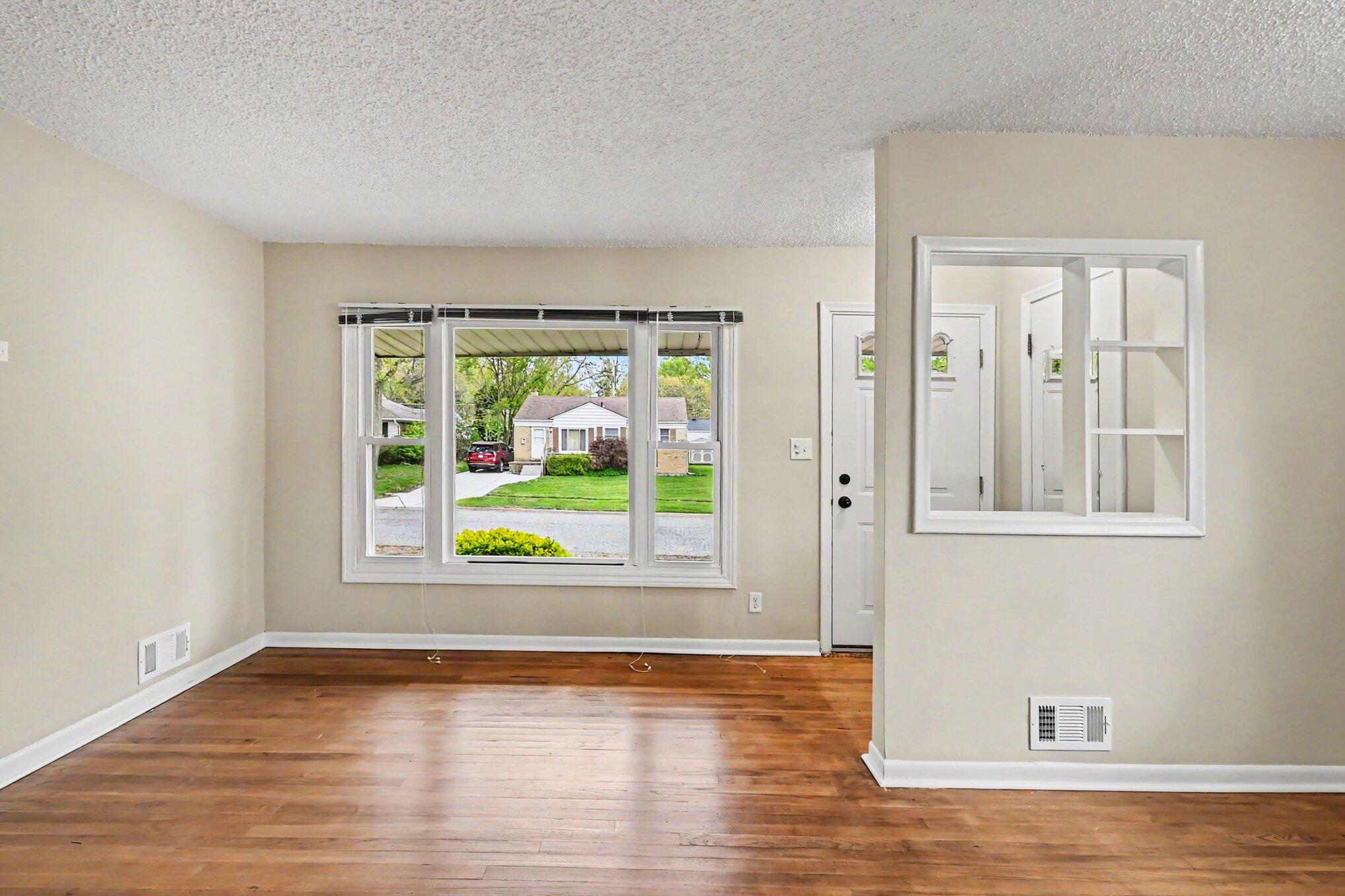 2421 Barstow Road Lansing, MI 48906 - Photo 4 of 24 008_file_7672