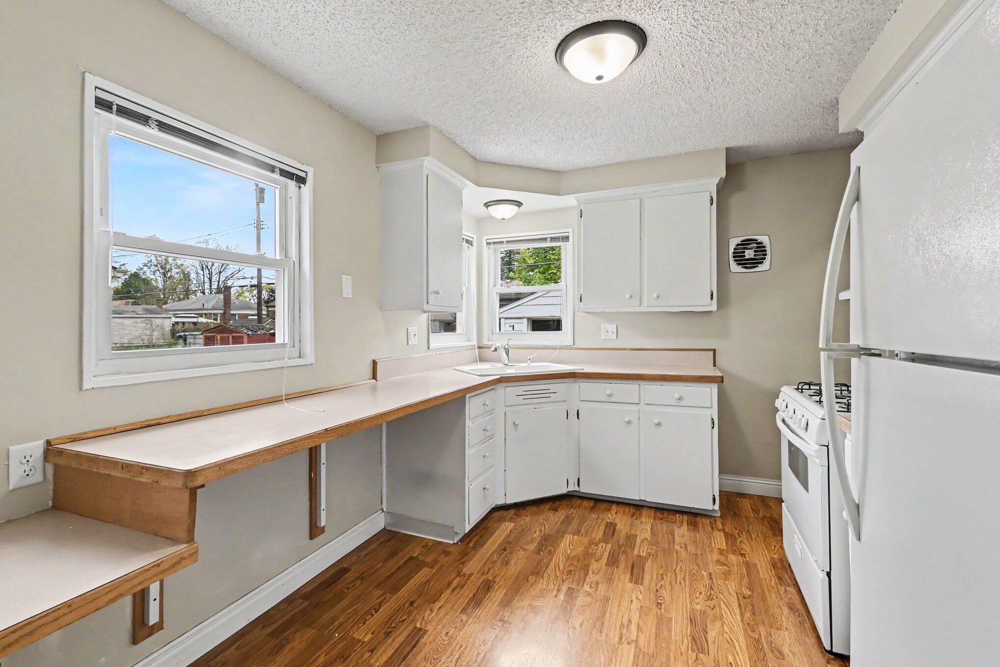 2421 Barstow Road Lansing, MI 48906 - Photo 6 of 24 010_file_8257