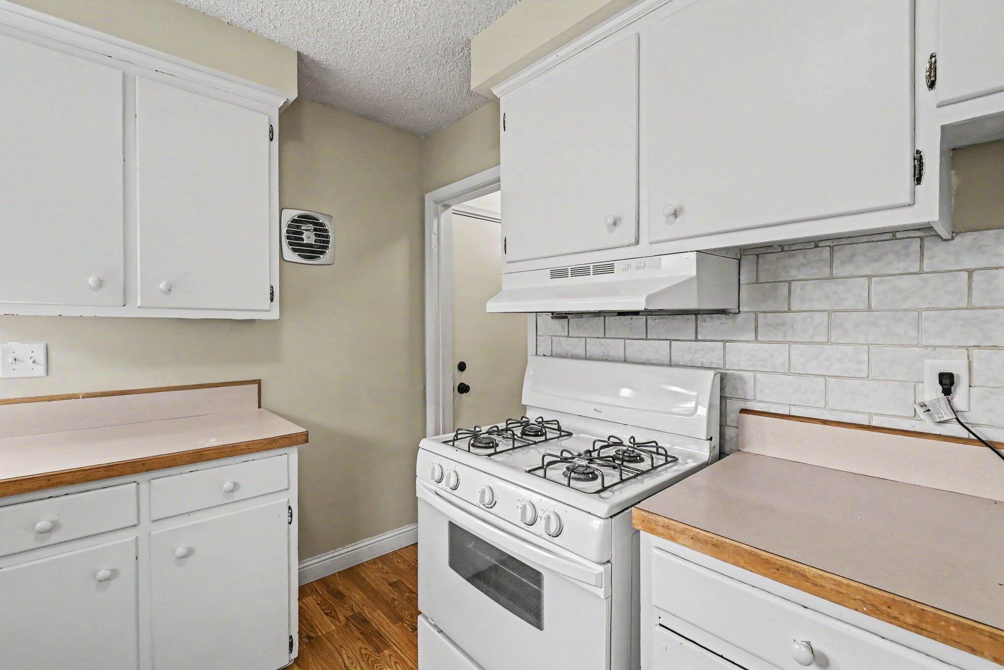 2421 Barstow Road Lansing, MI 48906 - Photo 7 of 24 011_file_6677