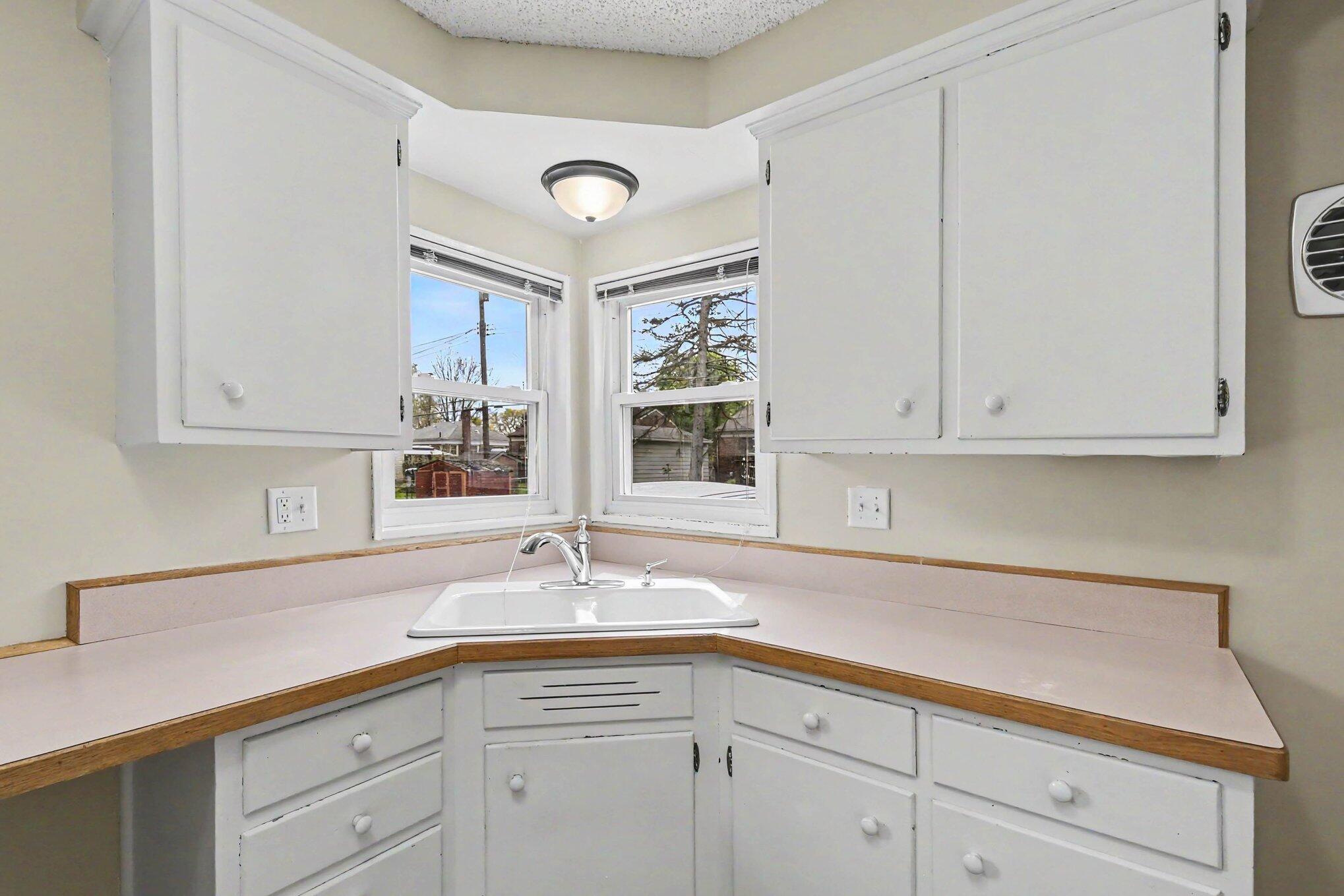 2421 Barstow Road Lansing, MI 48906 - Photo 8 of 24 012_file_3023
