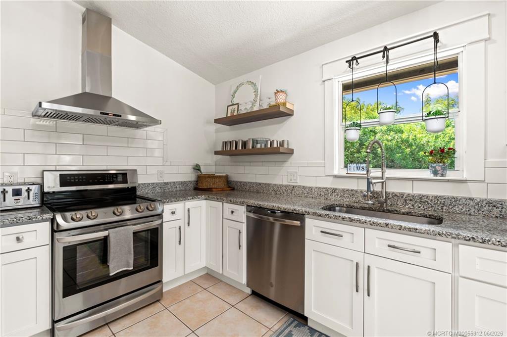 4401 Southeast Satinleaf Place Stuart, FL 34997 - Photo 10 of 51 Kitchen