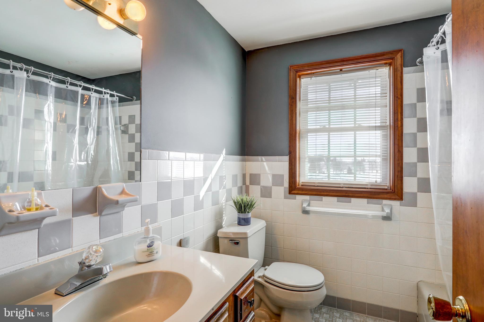 892 Noble Road Christiana, PA 17509 - Photo 21 of 32 Second Floor Full Bathroom