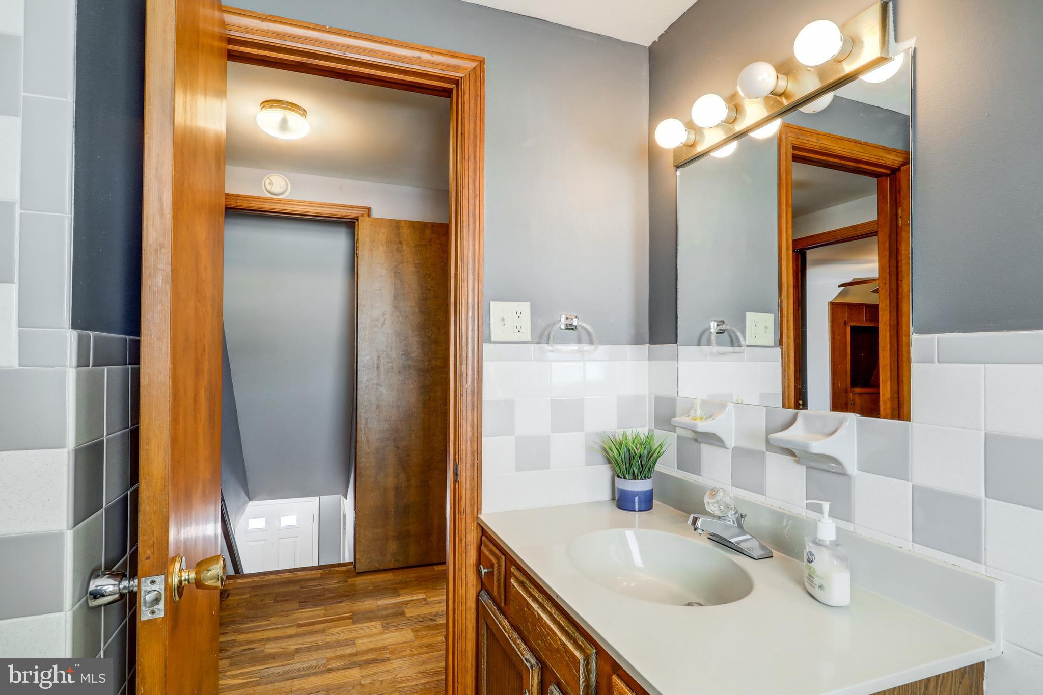 892 Noble Road Christiana, PA 17509 - Photo 22 of 32 Second Floor Full Bathroom