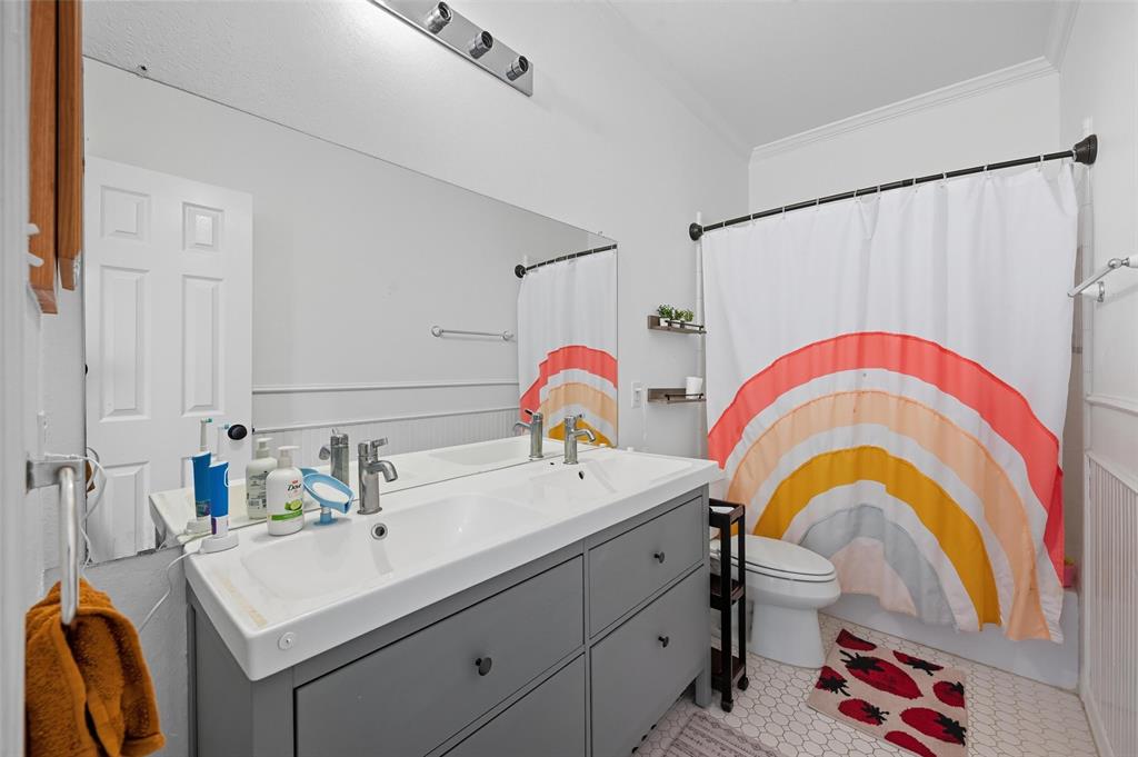 646 Huntington Lane Allen, TX 75002 - Photo 22 of 33 a en suite bathroom with a sink and a mirror