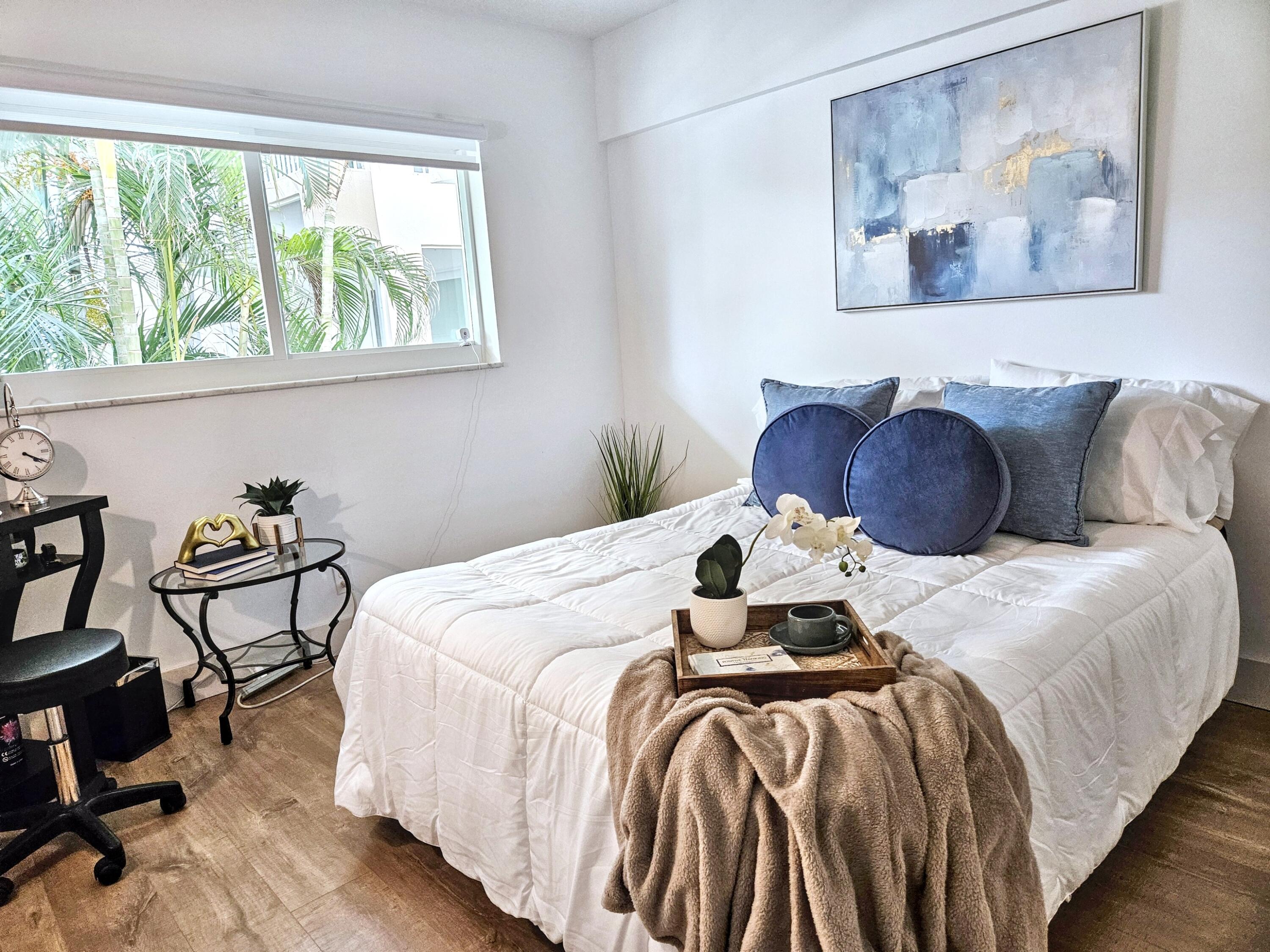 6530 North Ocean Boulevard, Unit 205 Ocean Ridge, FL 33435 - Photo 29 of 53 a bedroom with a bed and a painting on the wall