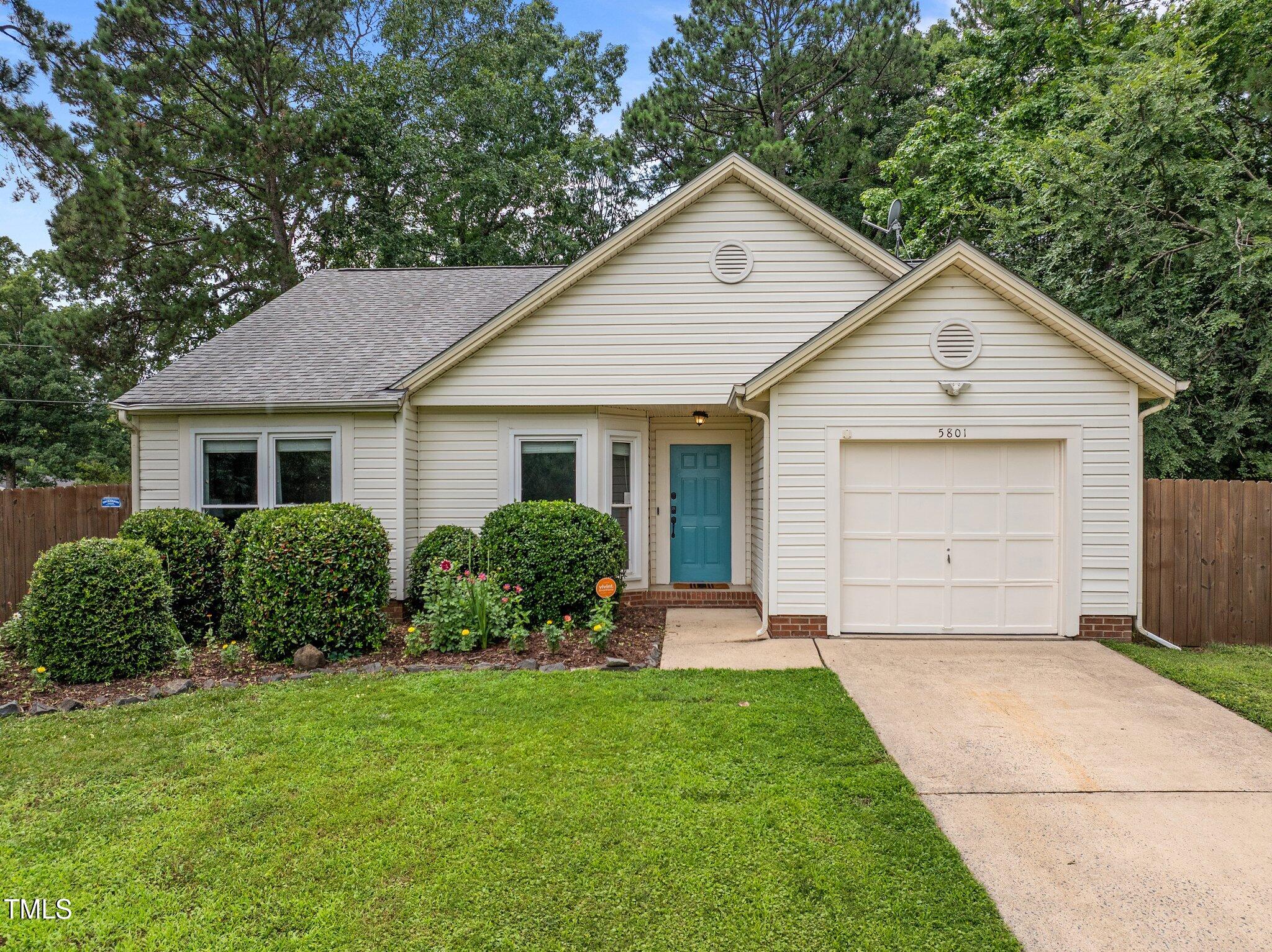a view of a house with yard and plants