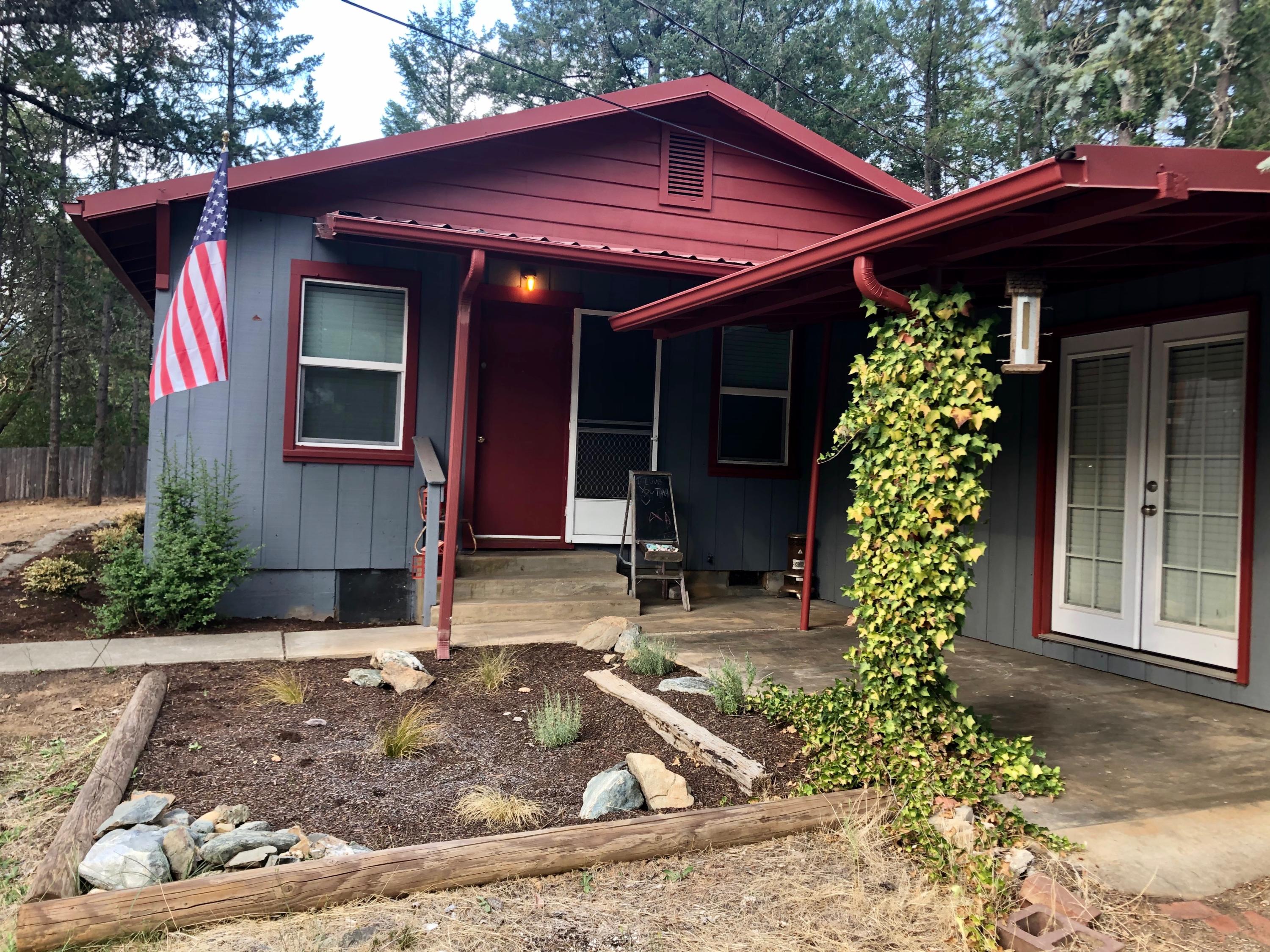 441 Upper Applegate Road Jacksonville, OR 97530 - Photo 2 of 25 a front view of a house with garden