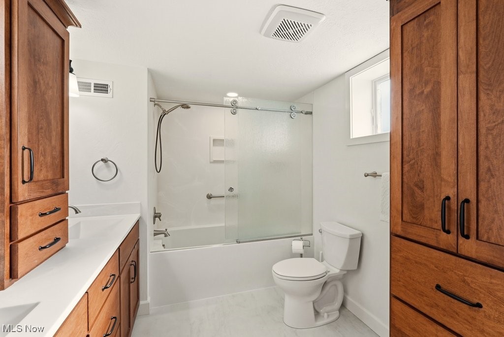 1430 Magnolia Road Southwest Dellroy, OH 44620 - Photo 33 of 50 Spacious full bathroom with tub/shower combination and modern finishes.