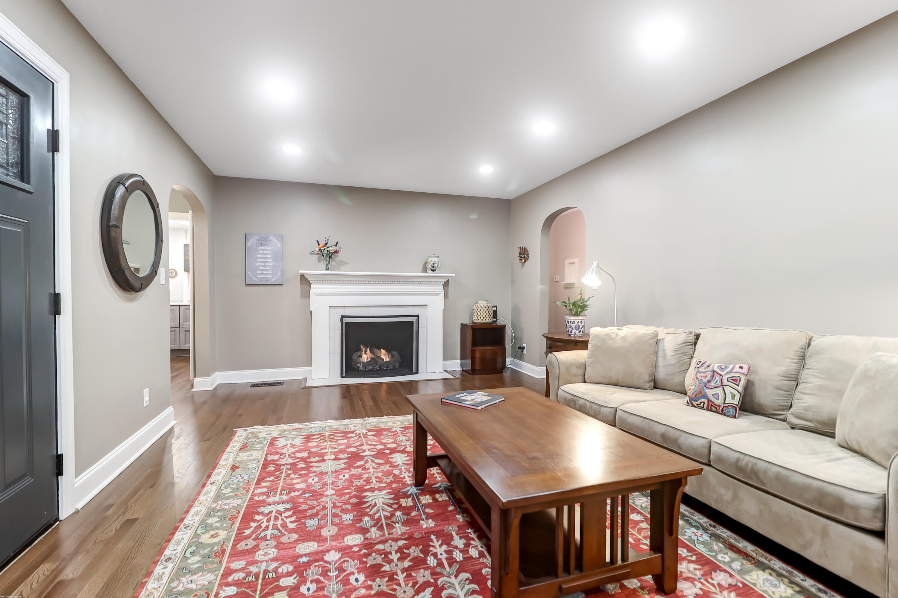 7 Charlestowne Road Charleston, SC 29407 - Photo 4 of 33 Spacious family room with gas fireplace