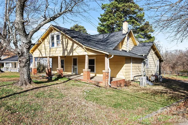 a view of house with backyard porch and furniture