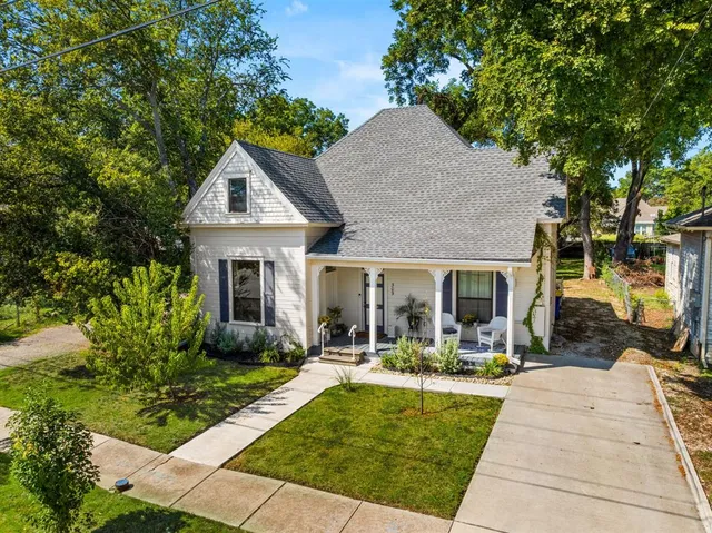 $329,900 | 309 East Franklin Street, Hillsboro, TX 76645