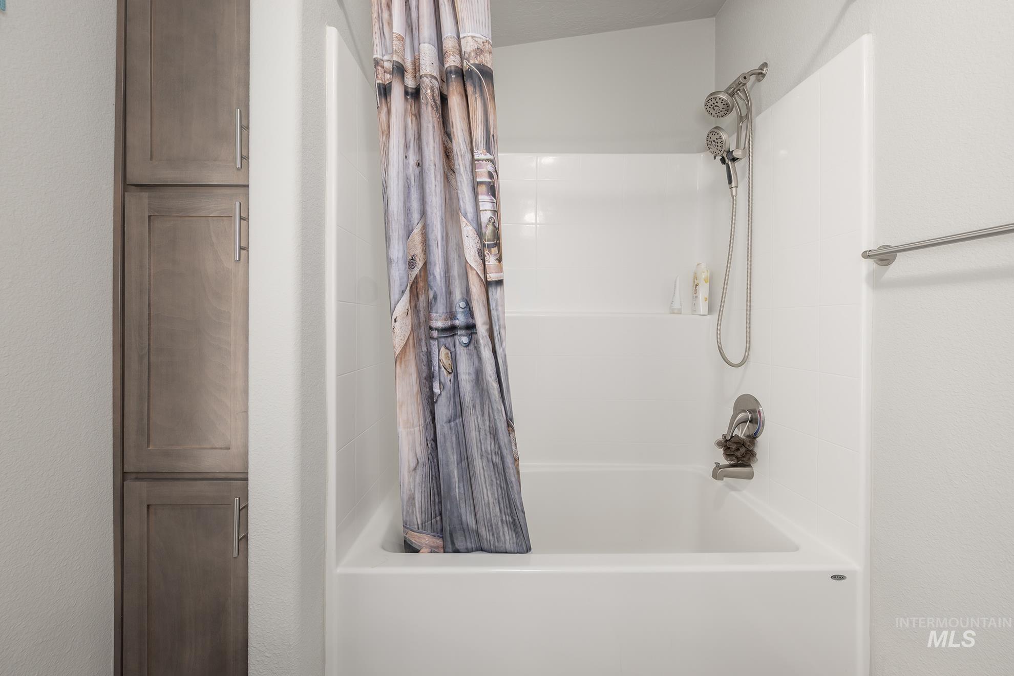 1587 Gentry Lane Weiser, ID 83672 - Photo 23 of 41 Bathroom featuring shower / bath combo