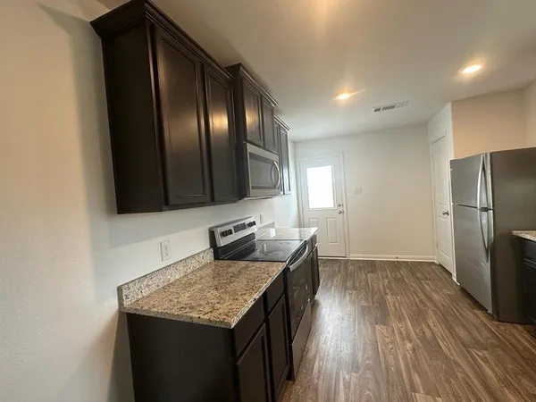 $2,100 | 18300 Speculator Lane, Elgin, TX 78621