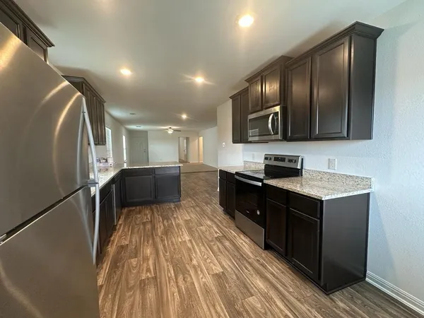 $2,100 | 18300 Speculator Lane, Elgin, TX 78621